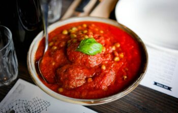 Fleischbällchen-suppe