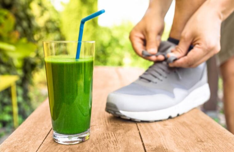 Grüner Smoothie mit Sportschuh