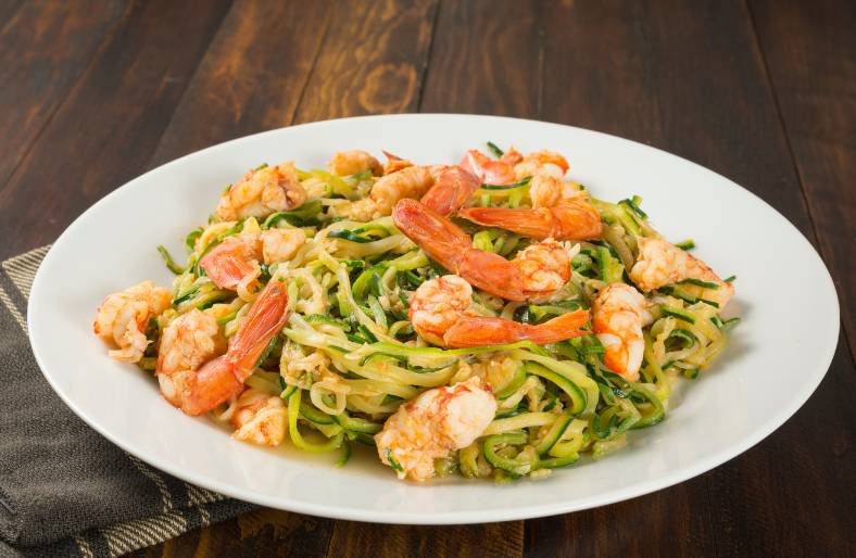 Gemüsenudeln mit Kräuter-Gremolata und Garnelen
