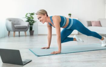 Frau macht Rückentraining gegen Rückenschmerzen