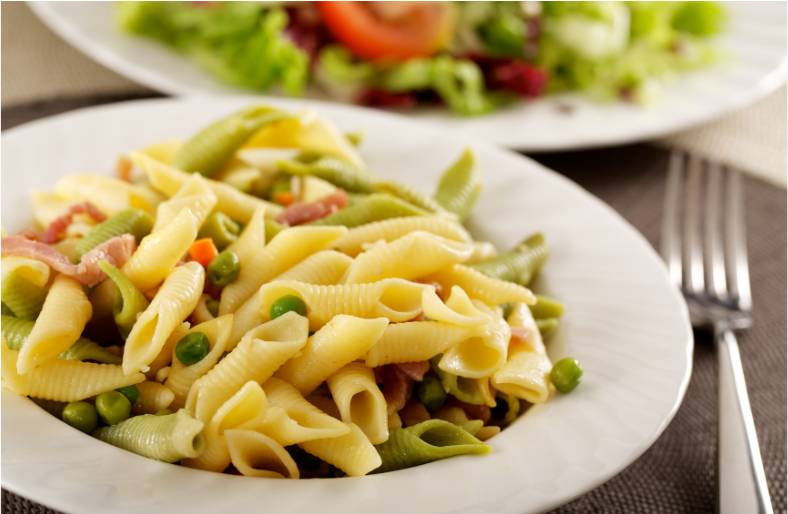 Resteverwertung mit Nudeln vom Vortag - Leckerer, Cremiger Pastasalat.