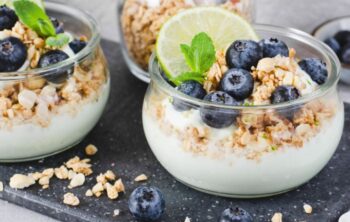 Dessertgläschen mit Joguhrt, Haferkeksen und Blaubeeren