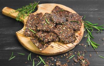 Low Carb-Cracker mit Chia auf einem Holzbrett serviert