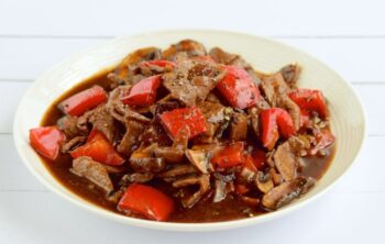 Rindfleisch mit roter Paprika und Erdnusssauce in Schale serviert