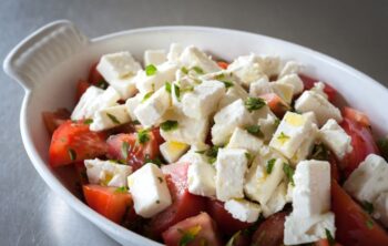 Salat mit Schafskäse, Tomaten und weissen Bohnen in Schale serviert
