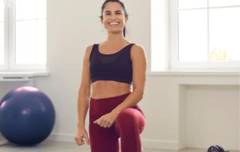 Sportliche Frau lächelt zufrieden nach Workout