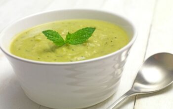 Rezept Kohlrabi-Apfel-Suppe mit Ingwer serviert in Schale