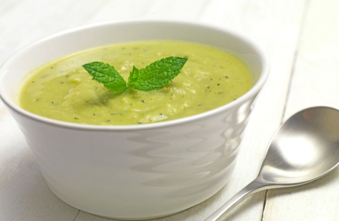 Rezept Kohlrabi-Apfel-Suppe mit Ingwer serviert in Schale