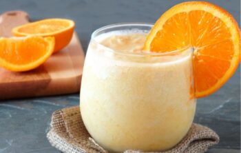 Orangen-Joghurt-Creme serviert im Glas