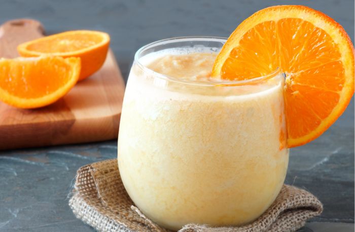 Orangen-Joghurt-Creme serviert im Glas