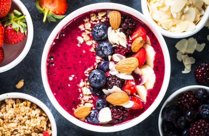 Bowl mit Beeren und farbenfrohem Topping