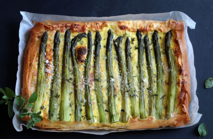 Herzhafter Blechkuchen mit grünem Spargel