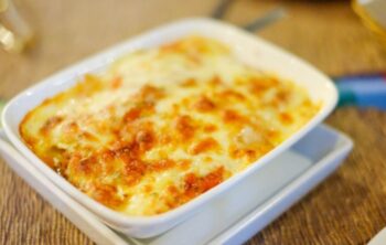 Grünkohl-Lasagne in Auflaufform mit Käse überbacken