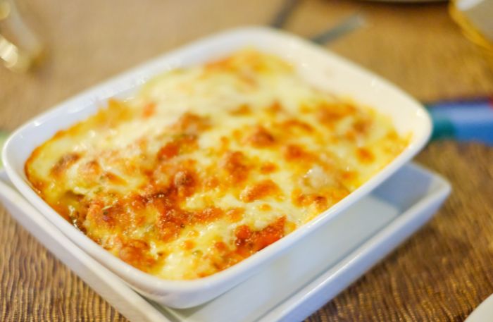 Grünkohl-Lasagne in Auflaufform mit Käse überbacken