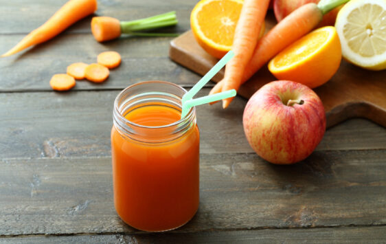 Glas mit Möhren-Apfel-Smoothie