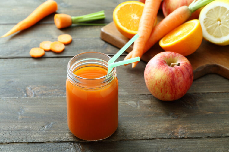 Glas mit Möhren-Apfel-Smoothie