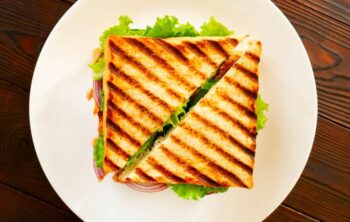 Sandwich mit getoastetem Mehrkorntoast auf einem Teller serviert