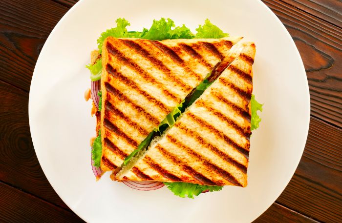 Sandwich mit getoastetem Mehrkorntoast auf einem Teller serviert