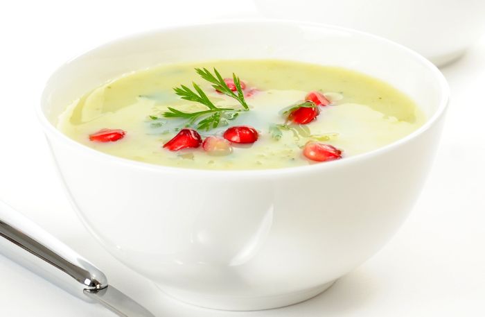 Suppenschüssel mit Kartoffelsuppe garniert mit Granatapfelkernen