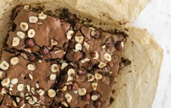 Süßkartoffelkuchen mit Haselnüssen bestreut auf Backpapier