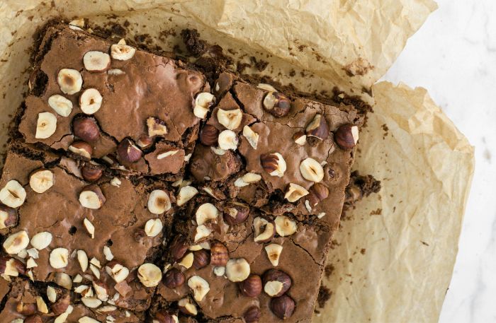 Süßkartoffelkuchen mit Haselnüssen bestreut auf Backpapier