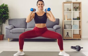 Frau in den Wechseljahren beim Krafttraining zuhause mit Mrs.Sporty at home