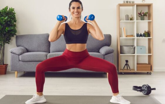 Frau in den Wechseljahren beim Krafttraining zuhause mit Mrs.Sporty at home