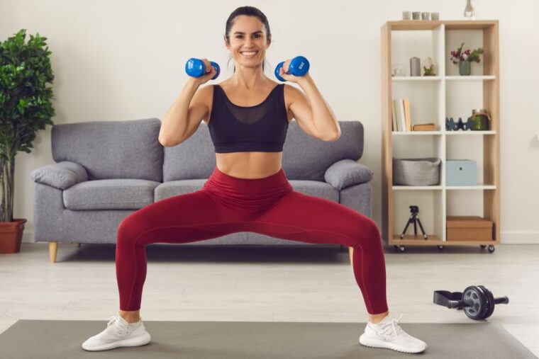 Frau in den Wechseljahren beim Krafttraining zuhause mit Mrs.Sporty at home
