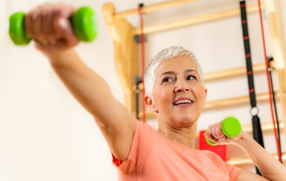 Frau ab 60 trainiert mit Hanteln – Muskelaufbau und Trainingsreize im funktionellen Training