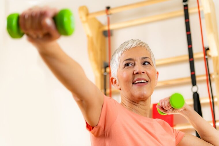 Frau ab 60 trainiert mit Hanteln – Muskelaufbau und Trainingsreize im funktionellen Training